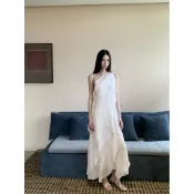 【歐貝貝studio 】白色女洋裝 透紗飄逸荷葉邊不對稱斜肩一字領長洋裝 大擺連身裙 溫柔純慾風海島度假登記小禮服