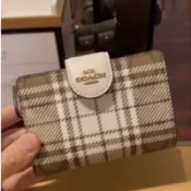 現貨在台+預購［美國🇺🇸正品COACH］新款卡其格紋  全素真皮 防刮  花卉圖案中夾 （多款可選擇）