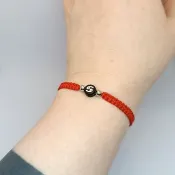 紅線編織的巨蟹座生肖手鍊