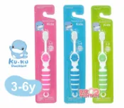 玟玟 (WINWIN) 婦嬰用品百貨名店 KU.KU 酷咕鴨 兒童超軟毛牙刷一入，3-6歲寶寶適用，彈性極細超軟刷毛，呵護幼兒柔嫩牙齦