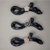 (店+)DODOMA 秀氣琺瑯珍珠花朵香蕉夾 正韓 質感水鑽小花鏤空緞帶造型相交夾(氣質馬尾髮夾)