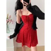 春夏復古清新小性感紅色碎花吊帶性感短裙 浪漫法式抽繩收腰顯瘦氣質度假洋裝 歐美風胸前褶皺抽繩大擺裙中長款連身裙