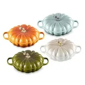 【Le Creuset】萬聖節 琺瑯鑄鐵鍋南瓜造型淺底鍋 28cm(雪花白/海洋之花/珊瑚橘/藍色迷霧/橄欖綠 5色選1)