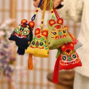 【國朝文創 古風刺繡】國潮刺繡端午香包流蘇小老虎非遺手工艾草香囊艾虎送福車載掛件文玩袋 錦囊袋 布束口袋 刺繡袋