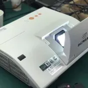 限時下殺日立超短焦投影儀高清HDMI接口反射式短焦投影機1080P/2K高清格式寬屏。  超短焦反射式鏡頭，短距離投大畫