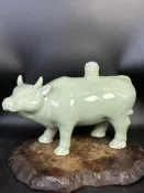 柴燒～70年代國營龍泉窯青瓷牛形酒壺 體形巨大，造型逼真，原裝蓋子， 紋飾精美，造型精巧，極品釉水， 容量估計