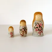 Pinkoi 代購 - 手持花束的俄羅斯娃娃