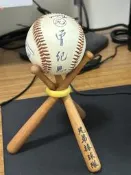 鐵血教頭 曾紀恩、盜帥 林易增、中職史上第一位百觸 陳瑞昌、兄弟象舊將 兄弟象絕版簽名球 字跡漂亮