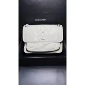 幾乎全新未拆封Ysl圣羅蘭niki奶昔白色白銀鏈baby小號鏈條包帶D扣 全新現貨，奶呼呼的奶昔白， 尺寸：28×8.5