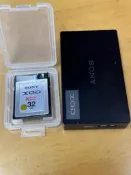 索尼XQD 32G 索尼MRWE80 讀卡器  成色如圖 新 卡使用了2次 讀卡器有輕微使用痕跡 性能穩定 讀卡器已