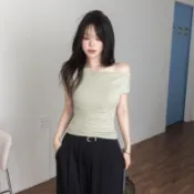 正韓【預購】女生溫柔斜肩日常百搭收腰素面無袖上衣T恤 黑 乳白 米 薄荷【08.11】東大門-M17858