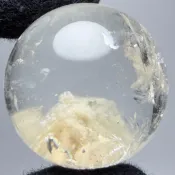 明明天然水晶｜精品印度梵天白幽靈水晶球33mm｜晶中晶x晶中石x七彩虹光x天然礦缺x神聖紋路｜聖域高頻淨化 開運小財尊