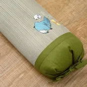🇯🇵【天然涼感 一躺入眠】🇯🇵龍貓刺繡抱枕 圓柱形龍貓藺草涼感枕頭 天然透氣編織舒眠枕 頸部支撐不悶熱 居家療癒日系風