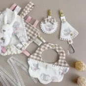 ❣️小妮子玩布❣️4件禮盒組 髮帶   6層紗布兜 平安福袋 奶嘴鏈 安撫巾  安撫兔兔 圓兜 花形兜 韓布 日布 手作