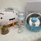 【柴媽黑白賣】現貨 SOGO週年慶來店禮 蠟筆小新-彈跳保保溫壺 450ml(附背帶) 披毯 陶瓷雙盤組 便當袋 雨傘