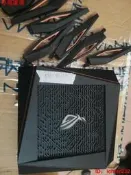 麥蔻嚴選華碩gt-ax11000三頻萬兆電競無線路由器！工能正常使用，缺壹個天線，沒有電源，