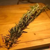 所有總金額未滿500元不出貨～新鮮迷迭香(50克裝)所有出貨總金額未滿500元不出貨