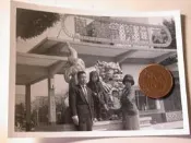 一枚珍藏早年經典天仁兒童樂園前黑白照片  (舊品)