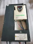 限時夏殺施耐德變頻器，ATV71HD22N4Z拆機件，22KW-30HP實務派攝，磨組包好，佩見價格初受，須藥得朋友