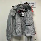 DryDog 跩狗嚴選 跩狗嚴選 極度乾燥 Superdry Yachter 最新經典 女款 MTN 冒險魂 遊艇夾克 風衣 外套 防風 鋪棉 保暖 淺灰 螢光橘