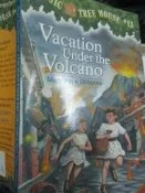 【小熊家族】《Amazon | Vacation Under the Volcano 》 0679890505  7成新