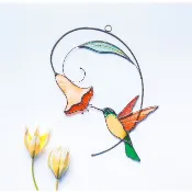【橙風鈴花蜂鳥︱陽光捕手】桌面擺飾藝術品 鑲嵌玻璃 彩繪玻璃 網美店 窗戶掛飾 捕夢者 花藝裝飾 落地窗木製地圖 禮品