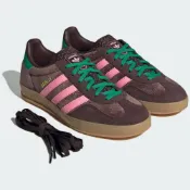 (店+)【adidas 愛迪達】ADIDAS 休閒鞋 GAZELLE INDOOR 咖啡粉 天鵝絨 德訓鞋 女 JI2714