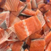 紅毛港海鮮市集 鮭魚骨切塊 500克/包 肉質鬆軟 ，魚骨香又鮮美 每包59元
