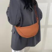 寓偉 尼龍斜挎包女2026新款潮餃子包輕便小挎包腋下包簡約單肩運動包