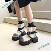 【臺客優貨站】辣妹JK風2026年日系新款真皮擦色短靴增高厚底皮帶扣馬丁靴女靴子