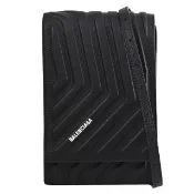 【Balenciaga 巴黎世家】品牌LOGO浮雕造型翻蓋手機包斜背包(黑)