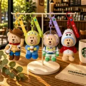 (店+)【STARBUCKS 星巴克】STARBUCKS x Toy Story 星巴克 玩具總動員 小熊吊飾 鑰匙圈 三眼怪 胡迪 巴斯光年 叉奇