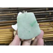 【禾賢行】天然翡翠.緬甸玉.白底青翡翠無事牌/淺綠/平安無事.精雕墬子.項鍊.玉珮.SH025072803946
