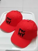 【千代】DKNY紅色棒球帽全新正品。NY字母愛心刺繡設計黑色刺繡logo清晰後面可調節大小。適合頭圍55-60cm男女