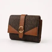 【Michael Kors】Greenwich 經典滿版老花Logo 防刮皮革三折翻蓋短夾(焦糖棕色)