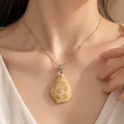 天然珊瑚玉花紋墜 l 金黃奶油色特殊形狀 l 天然菊花玉吊墜
