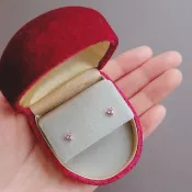 迷你天然粉紅剛玉 心形切割 極簡爪鑲 純 18K 金耳釘