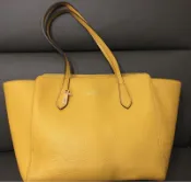 保證正品 真品保證~ GUCCI SWING 系列荔枝紋小牛皮撞色設計 壓印金字LOGO 托特包(大/黃)~台南市可面交