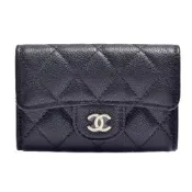 CHANEL 經典金色雙C LOGO菱格粒紋牛皮暗扣鑰匙包(四孔-黑色)