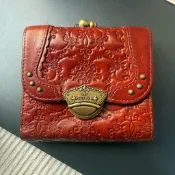 ANNA SUI 安娜蘇 經典玫瑰鋼壓花裝飾鎖頭〈美品-咖啡〉日本專櫃 中夾 短夾 皮夾 零錢包 摺疊錢包 珠扣式皮夾