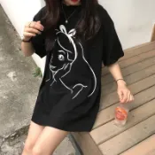  F56 SU🇰🇷🥰現貨秒出🔥愛麗絲夢遊仙境🧚‍♀️百搭休閒極簡線條印花中長款短袖圓領T恤上衣/大學T
