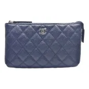 CHANEL 經典雙C LOGO菱格粒紋牛皮一字拉鍊化妝包/手拿包(深藍色)