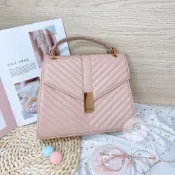 頌霏精品代購 台灣現貨 Guess V型紋 手提信封包 斜背包