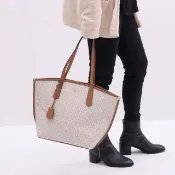 【Michael Kors】經典MK LOGO印花鑰匙吊飾肩背購物包托特包(白咖)