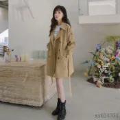 早秋穿搭 風衣外套 卡其色氣質風衣女2026春秋新款小個子大衣流行英倫中長款外套 老錢風 洋裝外搭 0901A