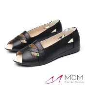 【MOM】真皮頭層牛皮軟底舒適縷空線條露趾平底單鞋(黑)