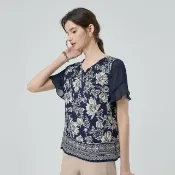 【ILEY 伊蕾】拼接雪紡縲縈印花上衣(深藍；M-2L；1252071410)