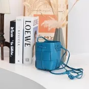 【BOTTEGA VENETA 寶緹嘉】經典大格手工編織小羊皮迷你水桶包斜背包(藍綠)