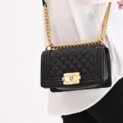 【CHANEL 香奈兒】BOY系列 經典仿舊LOGO小牛皮肩斜三用銀鍊包(黑金 20CM)