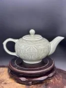 柴燒～60年代國營龍泉窯青瓷纏枝草龍團壽壺（西友梅子青老釉）雙螭龍報團壽，龍泉茶壺友字得非常少見，釉水壹流